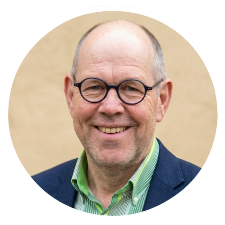 Johannes de Geus headshot - formal Johannes de Geus in formele outfit met warm achtergrond - licht zand kleur